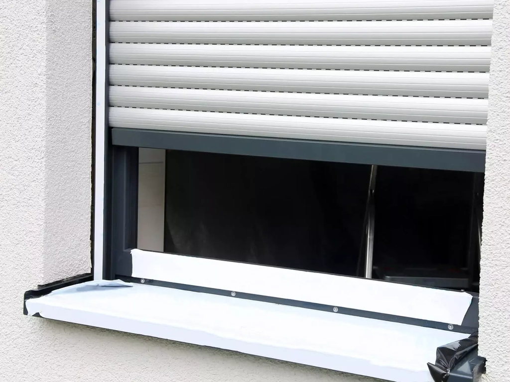 W połowie odsłonięta roleta